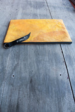Laden des Bilds im Galerie-Viewer, Gefütterte nachhaltige Laptop Hülle 13–14 Zoll aus Blattleder – Handgenähte vegane Laptoptasche, wasserabweisendes Laptop Case, Unikat für MacBook Air / Pro in gelb
