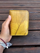 Charger l'image dans la galerie, Nachhaltiges Portemonnaie aus recycelten Blättern in gelb mit Zipper – vegan &amp; umweltfreundlich (Copy)
