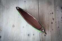 Cargar imagen en el visor de la galería, Estuche/estuche elaborado con hojas recicladas en color verde
