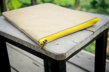 Laden des Bilds im Galerie-Viewer, Laptop-Hülle 15 &quot; - 16 &quot; Zoll aus Kraft Papier mit gelbem Zipper
