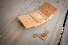 Cargar imagen en el visor de la galería, Cartera / billetera de corcho
