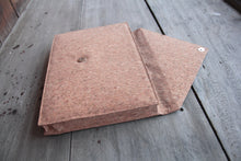 Laden des Bilds im Galerie-Viewer, Gefütterte 15–16 Zoll Laptoptasche aus Kork | Nachhaltige vegane Laptop Hülle mit Magnetverschluss, wasserabweisend für MacBook Air &amp; Pro, Natur

