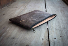 Carica l'immagine nel visualizzatore di Gallery, Gefütterte nachhaltige Laptop Hülle 13–14 Zoll aus Blattleder – Handgenähte vegane Laptoptasche, wasserabweisendes Laptop Case, Unikat für MacBook Air &amp; Pro in grau -metallic/ dunkelbraun
