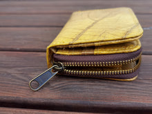 Charger l'image dans la galerie, Nachhaltiges Portemonnaie aus recycelten Blättern in gelb mit Zipper – vegan &amp; umweltfreundlich (Copy)
