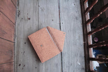 Laden des Bilds im Galerie-Viewer, Gefütterte 15–16 Zoll Laptoptasche aus Kork | Nachhaltige vegane Laptop Hülle mit Magnetverschluss, wasserabweisend für MacBook Air &amp; Pro, Natur
