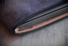 Laden des Bilds im Galerie-Viewer, Gefütterte nachhaltige Laptop Hülle 13–14 Zoll aus Blattleder – Handgenähte vegane Laptoptasche, wasserabweisendes Laptop Case, Unikat für MacBook Air &amp; Pro in Marineblau

