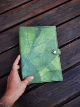 Charger l'image dans la galerie, Notizbuch A5 unliniert, Nachhaltiges Journal aus echten Blättern, Tagebuch Blanko, Eco Friendly Sketchbook in grün, Geschenk für Sie &amp; Ihn
