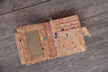 Afbeelding in Gallery-weergave laden, Portemonnaie aus Kork mit Farbakzenten und Zipper
