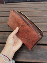 Indlæs billede til gallerivisning Portemonnaie/ Geldbörse aus recycelten Blättern, Nachhaltige vegan Brieftasche mit Zipper in Braun - Vegan &amp; umweltfreundlich
