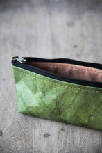 Cargar imagen en el visor de la galería, Estuche/estuche elaborado con hojas recicladas en color verde
