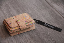Afbeelding in Gallery-weergave laden, Portemonnaie aus Kork mit Farbakzenten und Zipper
