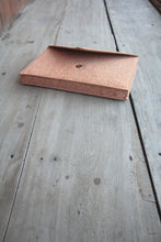 Laden des Bilds im Galerie-Viewer, Gefütterte 15–16 Zoll Laptoptasche aus Kork | Nachhaltige vegane Laptop Hülle mit Magnetverschluss, wasserabweisend für MacBook Air &amp; Pro, Natur
