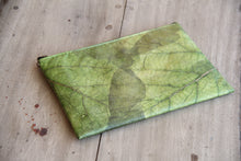 Laden des Bilds im Galerie-Viewer, Laptop-Hülle 15&quot; - 16&quot; Zoll aus recycelten Blättern in grün

