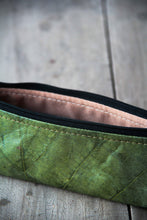 Cargar imagen en el visor de la galería, Estuche/estuche elaborado con hojas recicladas en color verde
