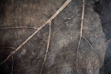 Carica l'immagine nel visualizzatore di Gallery, Gefütterte nachhaltige Laptop Hülle 13–14 Zoll aus Blattleder – Handgenähte vegane Laptoptasche, wasserabweisendes Laptop Case, Unikat für MacBook Air &amp; Pro in grau -metallic/ dunkelbraun
