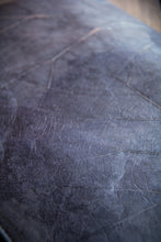 Laden des Bilds im Galerie-Viewer, Gefütterte nachhaltige Laptop Hülle 13–14 Zoll aus Blattleder – Handgenähte vegane Laptoptasche, wasserabweisendes Laptop Case, Unikat für MacBook Air &amp; Pro in Marineblau
