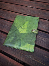 Charger l'image dans la galerie, Notizbuch A5 unliniert, Nachhaltiges Journal aus echten Blättern, Tagebuch Blanko, Eco Friendly Sketchbook in grün, Geschenk für Sie &amp; Ihn
