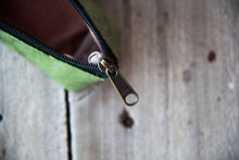 Cargar imagen en el visor de la galería, Estuche/estuche elaborado con hojas recicladas en color verde
