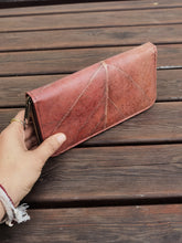 Indlæs billede til gallerivisning Portemonnaie/ Geldbörse aus recycelten Blättern, Nachhaltige vegan Brieftasche mit Zipper in Braun - Vegan &amp; umweltfreundlich
