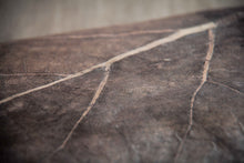 Carica l'immagine nel visualizzatore di Gallery, Gefütterte nachhaltige Laptop Hülle 13–14 Zoll aus Blattleder – Handgenähte vegane Laptoptasche, wasserabweisendes Laptop Case, Unikat für MacBook Air &amp; Pro in grau -metallic/ dunkelbraun
