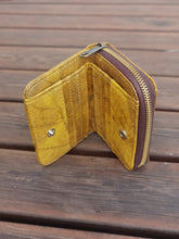 Charger l'image dans la galerie, Nachhaltiges Portemonnaie aus recycelten Blättern in gelb mit Zipper – vegan &amp; umweltfreundlich (Copy)
