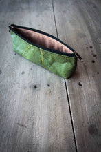 Cargar imagen en el visor de la galería, Estuche/estuche elaborado con hojas recicladas en color verde
