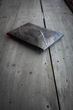 Carica l'immagine nel visualizzatore di Gallery, Gefütterte nachhaltige Laptop Hülle 13–14 Zoll aus Blattleder – Handgenähte vegane Laptoptasche, wasserabweisendes Laptop Case, Unikat für MacBook Air &amp; Pro in grau -metallic/ dunkelbraun
