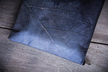 Laden des Bilds im Galerie-Viewer, Gefütterte nachhaltige Laptop Hülle 13–14 Zoll aus Blattleder – Handgenähte vegane Laptoptasche, wasserabweisendes Laptop Case, Unikat für MacBook Air &amp; Pro in Marineblau
