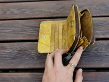 Charger l'image dans la galerie, Nachhaltiges Portemonnaie aus recycelten Blättern in gelb mit Zipper – vegan &amp; umweltfreundlich (Copy)
