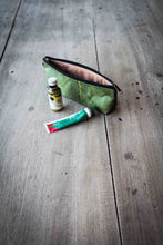 Cargar imagen en el visor de la galería, Estuche/estuche elaborado con hojas recicladas en color verde
