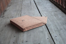 Laden des Bilds im Galerie-Viewer, Gefütterte 15–16 Zoll Laptoptasche aus Kork | Nachhaltige vegane Laptop Hülle mit Magnetverschluss, wasserabweisend für MacBook Air &amp; Pro, Natur
