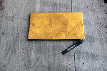 Laden des Bilds im Galerie-Viewer, Gefütterte nachhaltige Laptop Hülle 13–14 Zoll aus Blattleder – Handgenähte vegane Laptoptasche, wasserabweisendes Laptop Case, Unikat für MacBook Air / Pro in gelb
