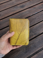 Charger l'image dans la galerie, Nachhaltiges Portemonnaie aus recycelten Blättern in gelb mit Zipper – vegan &amp; umweltfreundlich (Copy)
