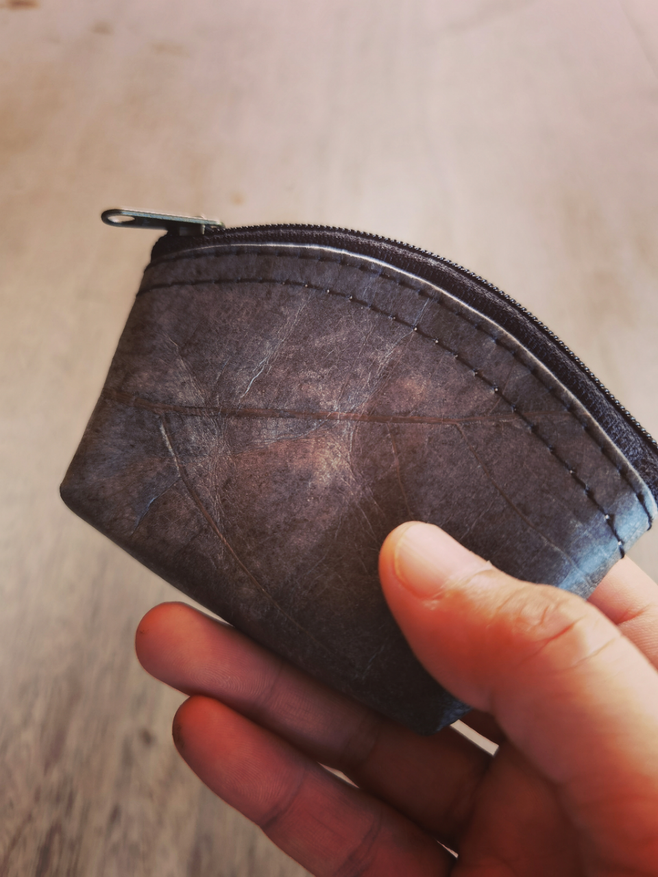 Portemonnaie / Mini-Etui aus recycelten Blättern in schwarz