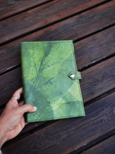Charger l'image dans la galerie, Notizbuch A5 unliniert, Nachhaltiges Journal aus echten Blättern, Tagebuch Blanko, Eco Friendly Sketchbook in grün, Geschenk für Sie &amp; Ihn

