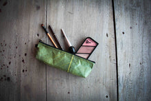Cargar imagen en el visor de la galería, Estuche/estuche elaborado con hojas recicladas en color verde
