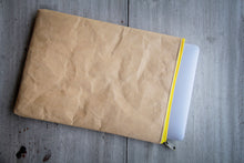 Laden des Bilds im Galerie-Viewer, Laptop-Hülle 15 &quot; - 16 &quot; Zoll aus Kraft Papier mit gelbem Zipper
