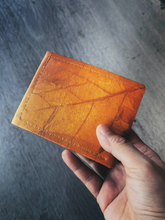 Charger l&#39;image dans la galerie, Portemonnaie aus recycelten Blättern in braun
