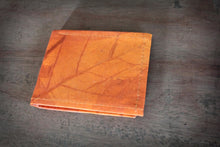 Laden des Bilds im Galerie-Viewer, Portemonnaie aus recycelten Blättern in braun
