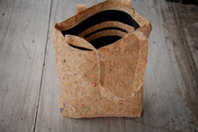 Laden des Bilds im Galerie-Viewer, Tote Bag - Tragetasche / Tasche aus Kork mit Farb-Akzenten
