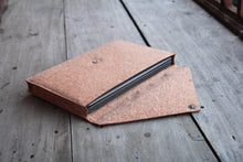 Laden des Bilds im Galerie-Viewer, Gefütterte 15–16 Zoll Laptoptasche aus Kork | Nachhaltige vegane Laptop Hülle mit Magnetverschluss, wasserabweisend für MacBook Air &amp; Pro, Natur
