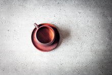 Laden des Bilds im Galerie-Viewer, Tasse und Unterteller aus poliertem Akazienholz auf weißem Hintergrund
