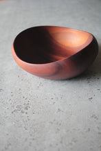Cargar imagen en el visor de la galería,  Runde Holzschale aus dunklem Holz, handgefertigt mit natürlicher Maserung
