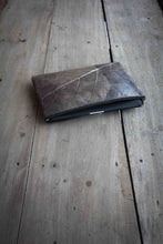 Carica l'immagine nel visualizzatore di Gallery, Gefütterte nachhaltige Laptop Hülle 13–14 Zoll aus Blattleder – Handgenähte vegane Laptoptasche, wasserabweisendes Laptop Case, Unikat für MacBook Air &amp; Pro in grau -metallic/ dunkelbraun
