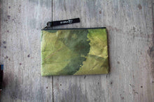 Laden des Bilds im Galerie-Viewer, Nachhaltige 15–16 Zoll Laptoptasche aus Teak-Blattleder | Gefütterte vegane Laptop Hülle / Laptop Sleeve, handgemacht &amp; wasserabweisend – Unikat Schutzhülle für MacBook Pro/Air, Lenovo &amp; HP in grün
