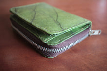 Laden des Bilds im Galerie-Viewer, Nachhaltiges Portemonnaie aus recycelten Blättern in grün mit Zipper – vegan &amp; umweltfreundlich
