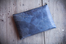 Laden des Bilds im Galerie-Viewer, Gefütterte nachhaltige Laptop Hülle 13–14 Zoll aus Blattleder – Handgenähte vegane Laptoptasche, wasserabweisendes Laptop Case, Unikat für MacBook Air &amp; Pro in Marineblau
