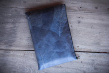 Laden des Bilds im Galerie-Viewer, Gefütterte nachhaltige Laptop Hülle 13–14 Zoll aus Blattleder – Handgenähte vegane Laptoptasche, wasserabweisendes Laptop Case, Unikat für MacBook Air &amp; Pro in Marineblau
