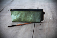 Cargar imagen en el visor de la galería, Estuche/estuche elaborado con hojas recicladas en color verde
