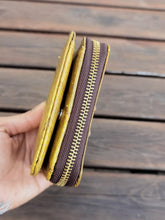 Charger l'image dans la galerie, Nachhaltiges Portemonnaie aus recycelten Blättern in gelb mit Zipper – vegan &amp; umweltfreundlich (Copy)
